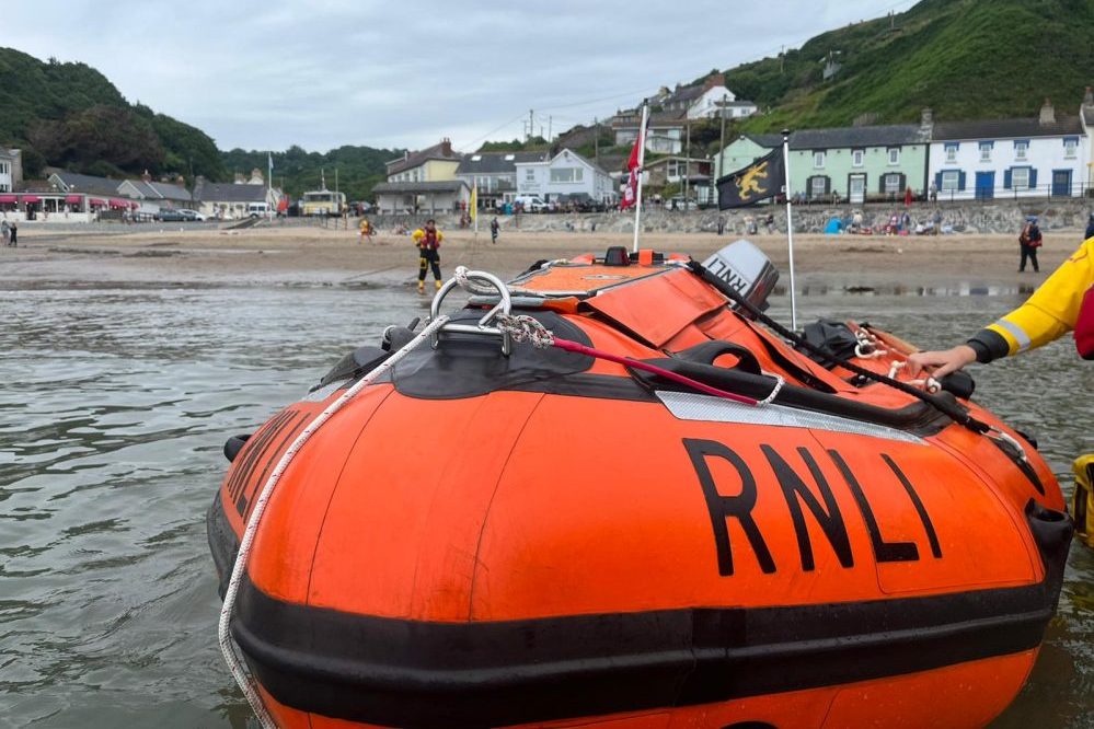 RNLI lifeguarding brothers rescue man in upturned kayak visual